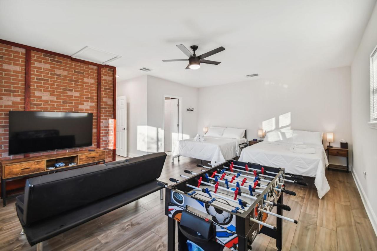Plush Sheets, Games!, Huge Backyard, Massage Chair Tampa Kültér fotó
